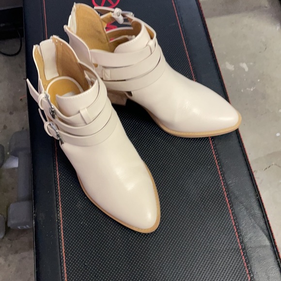 Cream color boots - Picture 2 of 2